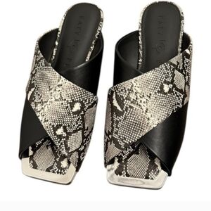 Size 9! KATY PERRY Black and White‎ Snake Print Women's Slides